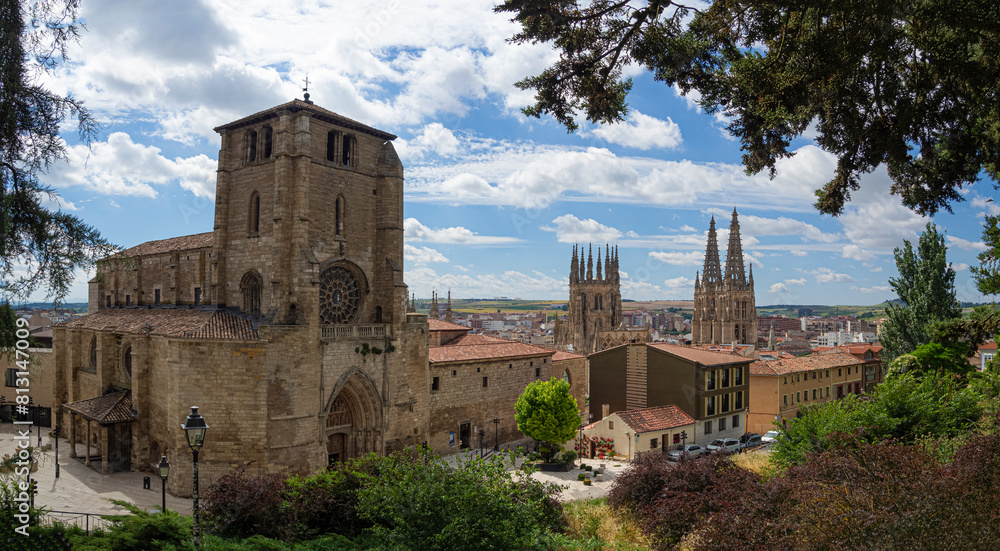 Obraz premium Vista panorámica de la Iglesia de San Esteban Museo del Retablo, templo gótico construido en el siglo XIII en Burgos, España, verano de 2021.