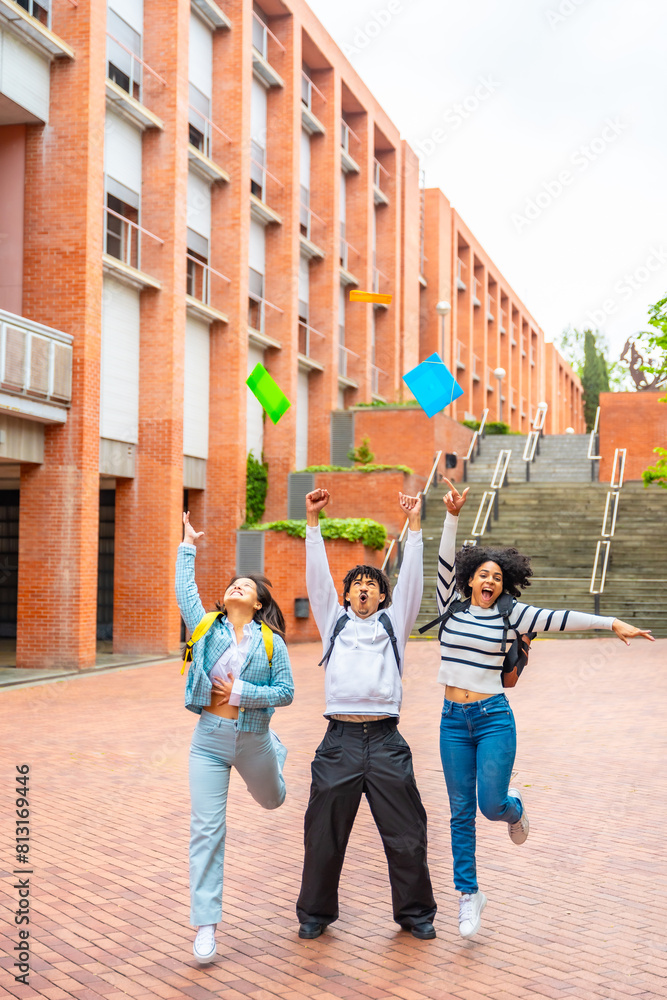Obraz premium Students celebrating the end of the course