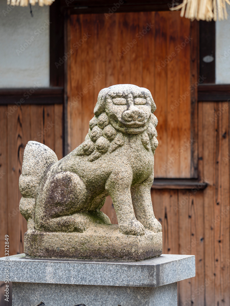 大阪市平野区に建つ小松神社の狛犬
