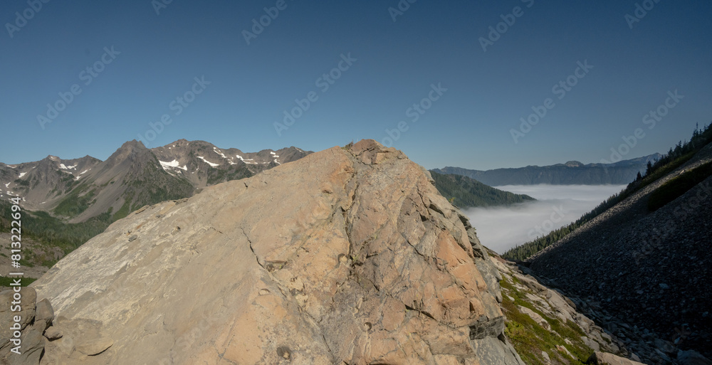 Fototapeta premium Rocky Lookout Over Cloud Inversion Through the Olympic Mountains