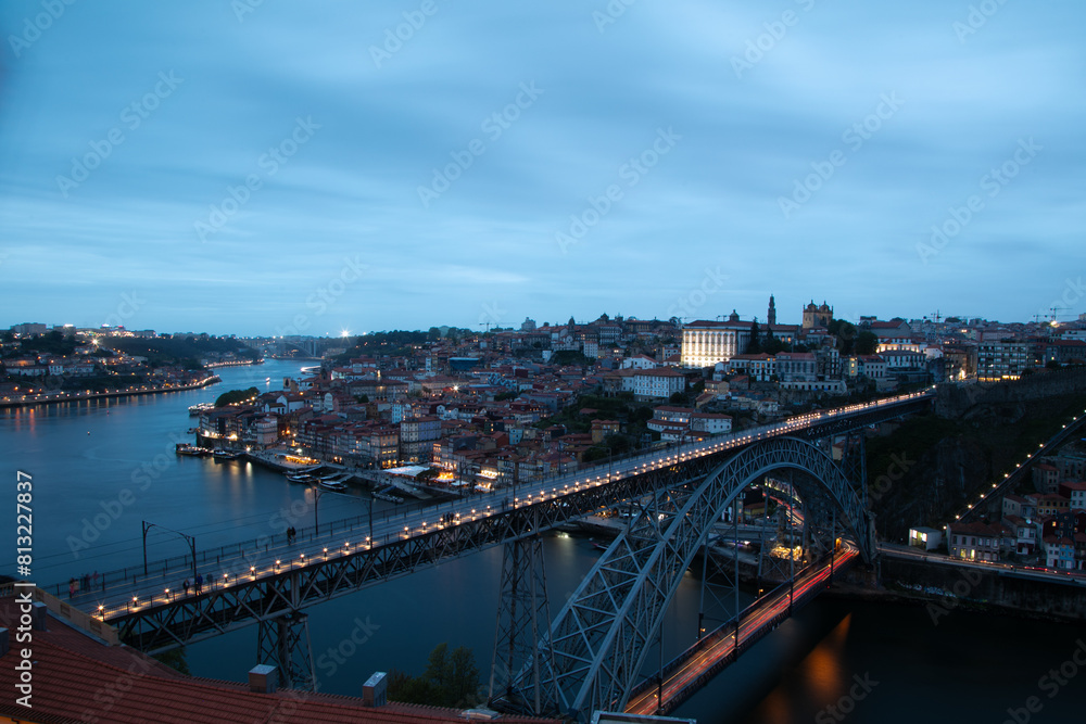 Naklejka premium Portugal, Porto, Luis I Bridge on a sunset on a cloudy day, the top view