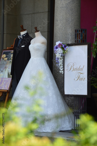 The bride and groom - image of june bride / バージンロードを歩く新郎新婦のイメージ - ジューンブライド