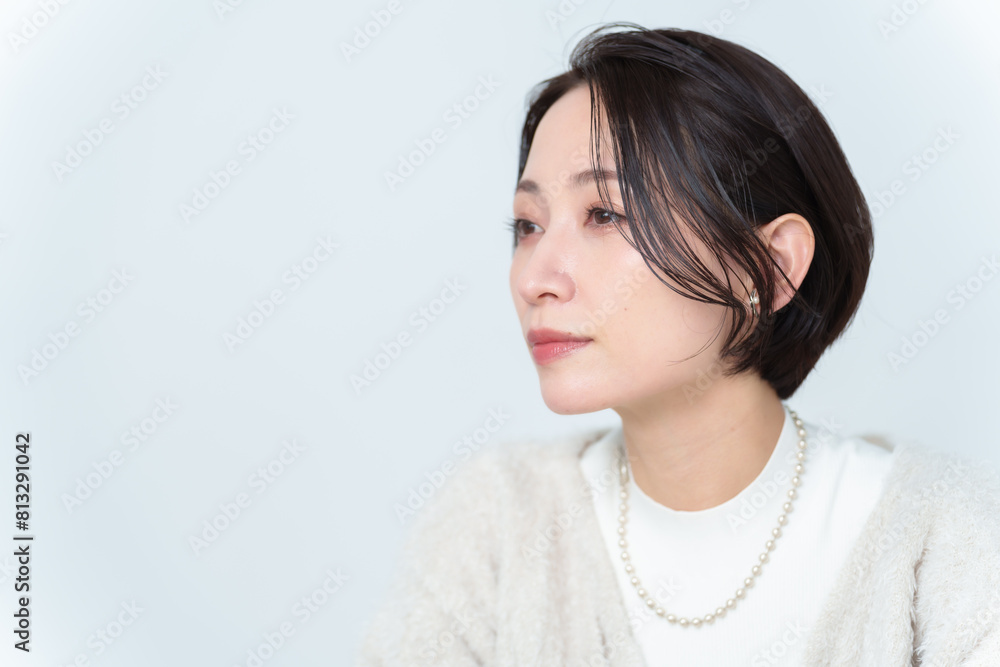 ショートヘアの女性のポートレート ショートヘアの女性のポートレート