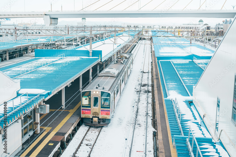 Ταπετσαρία Pink local train in winter at Aomori railway station platform,  in the city of Aomori in Aomori Prefecture, Japan