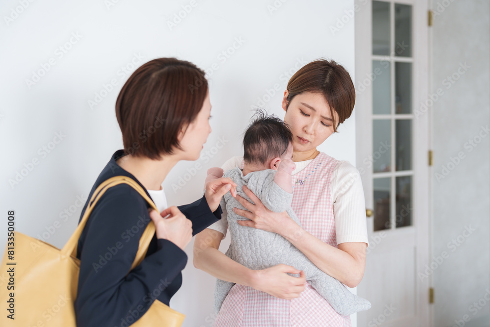 体調不良の子供のお迎えに保育園へ行くママ 体調不良の子供のお迎えに保育園へ行くママ