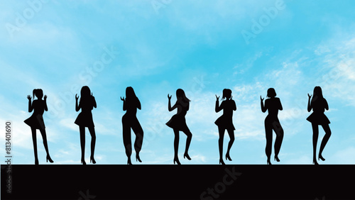 7人の女性が横に並んで踊るシルエット_青空背景