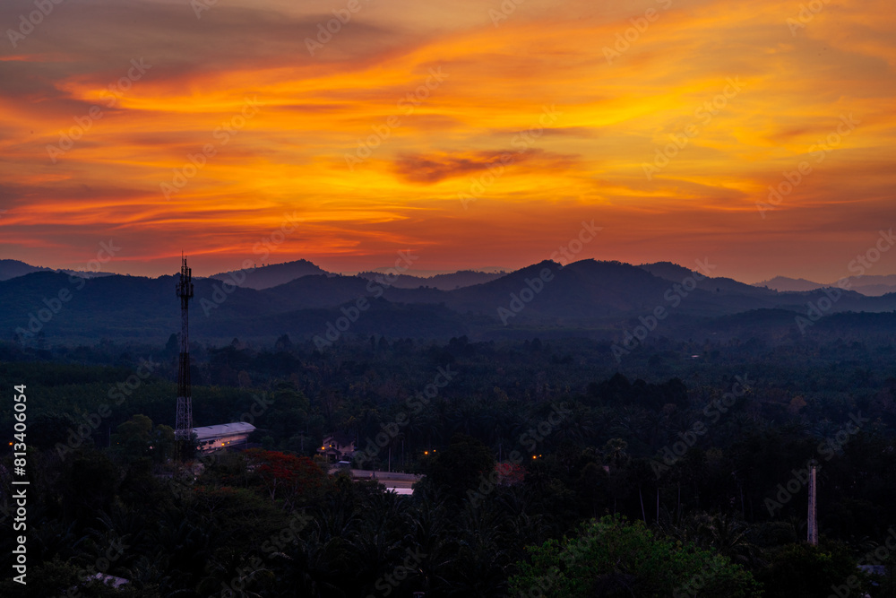 Fototapeta premium Blurred nature background of sky lights Evening with colorful lights A bright twilight of pinks and oranges, with a cool breeze blowing through.