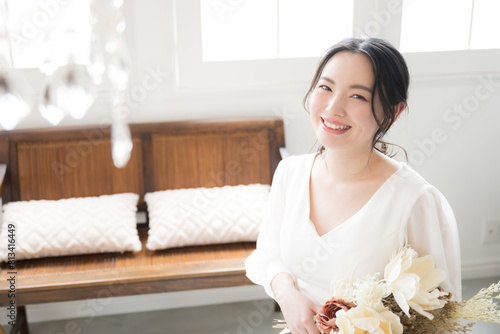 ウェディングドレスを着た若い日本人(アジア人）女性　前撮りやブライダルなど花嫁の結婚式のイメージ　カメラ目線の俯瞰