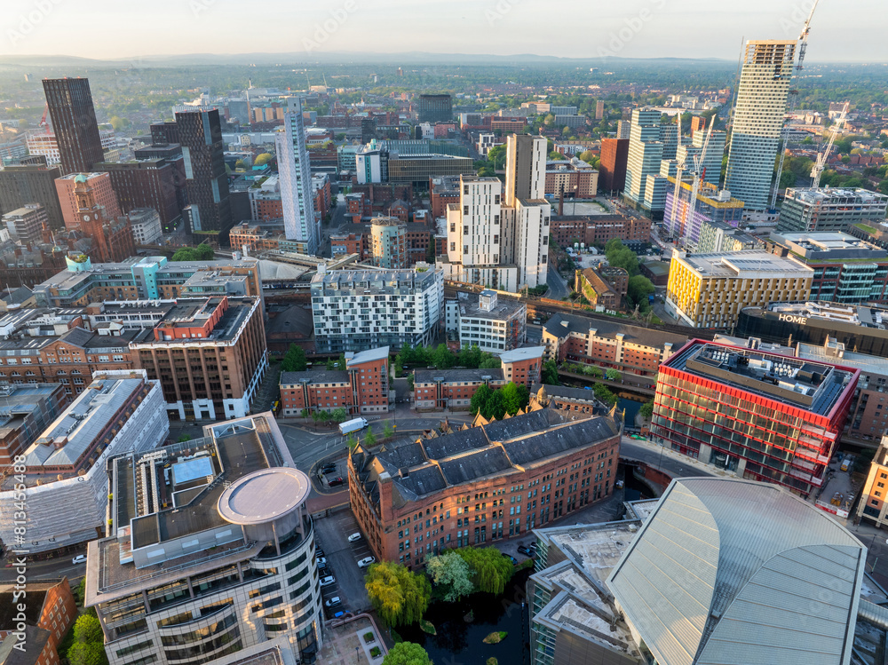 Fototapeta premium Aerial image of a sunrise over the Manchester cityscape