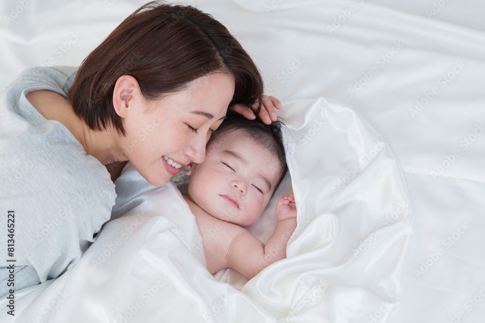 昼寝する赤ちゃんとママ 昼寝する赤ちゃんとママ