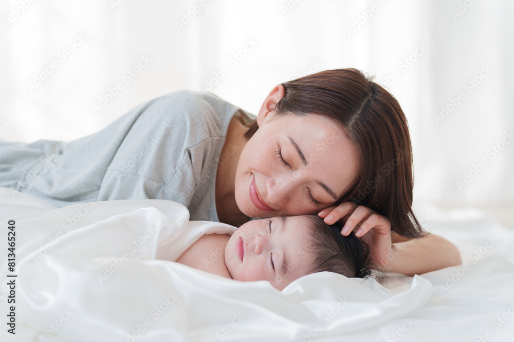 昼寝する赤ちゃんとママ