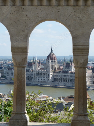 Parlement de Budapest sous arche