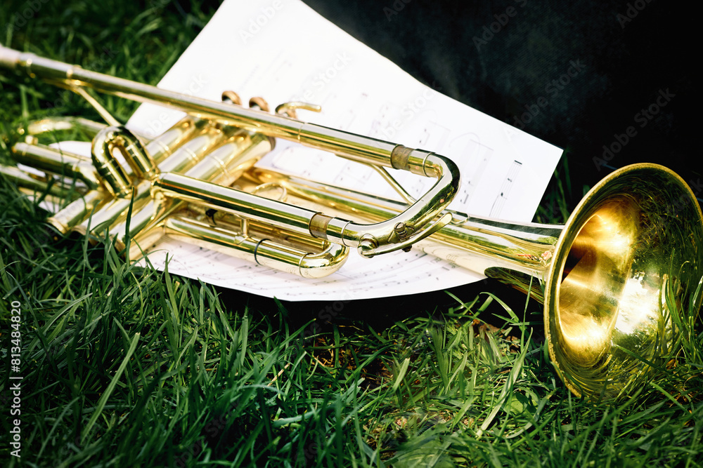 Obraz premium Closeup of a trumpet and sheet of music with notes.