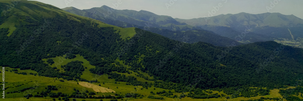 Obraz premium Breathtaking panoramic view of vibrant green meadows, ideal for nature and travel themes, Earth Day promotions
