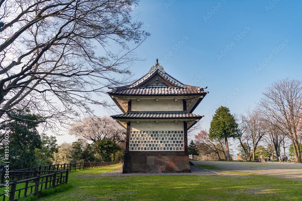 金沢城 三十間長屋の春景色