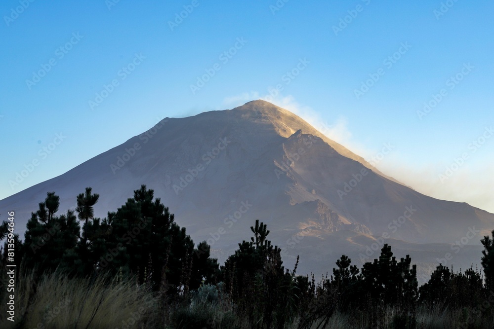 Fototapeta premium Popocatepetl volcano in mexico at sunset
