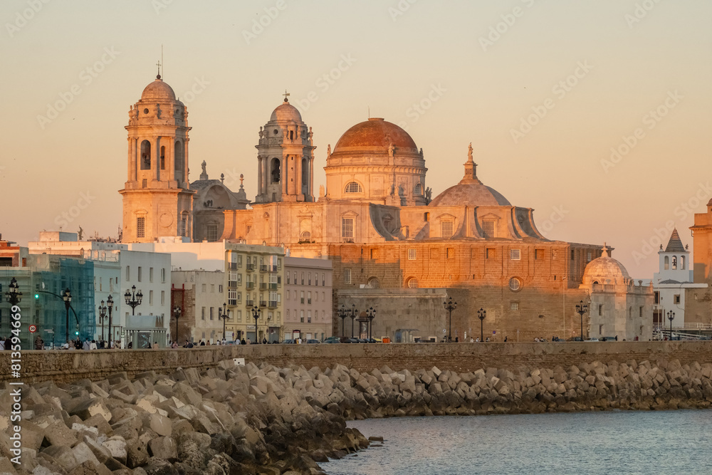 Obraz premium Cathedral de Santa Cruz at sunset in Cadiz, Andalusia, Spain.