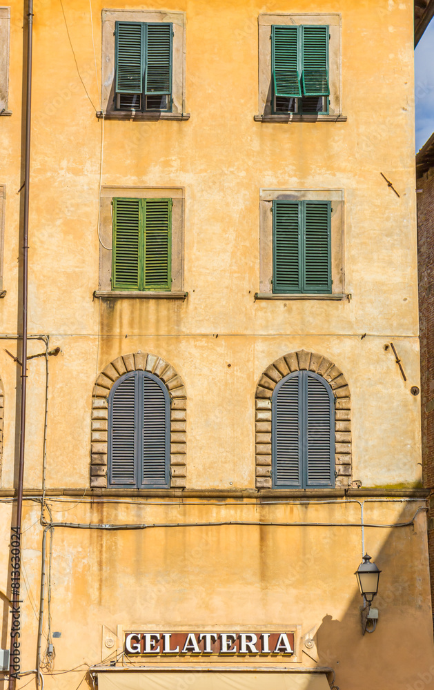 Obraz premium Gelateria (ice cream cafe) on the San Michele square in Lucca, Italy