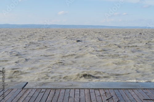 Wellen schwappen an das Ufer des Neusiedler Sees in Illmitz im Burgenland (Österreich) photo