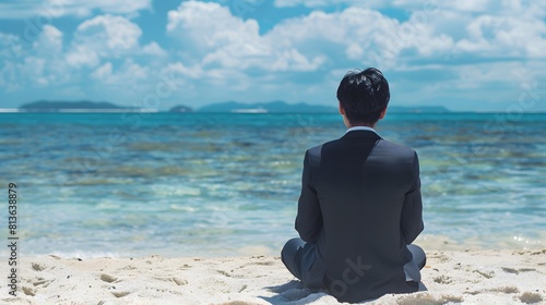 ビーチに座り海を眺めるビジネスマン