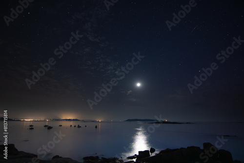 Paysage de mer la nuit en Bretagne - France © aquaphoto