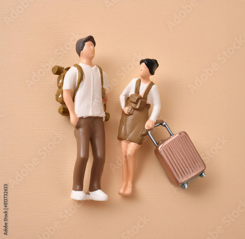 旅行中の若いカップル ミニチュア模型
