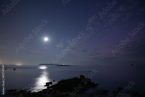 Paysage de mer la nuit en Bretagne - France