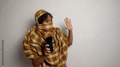 The thief from Indonesia wore a sarong face covering and could not be recognized photo