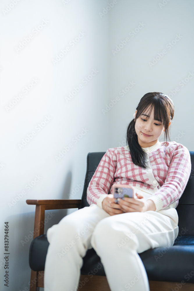 スマートフォンを使い若い女性 スマートフォンを使い若い女性