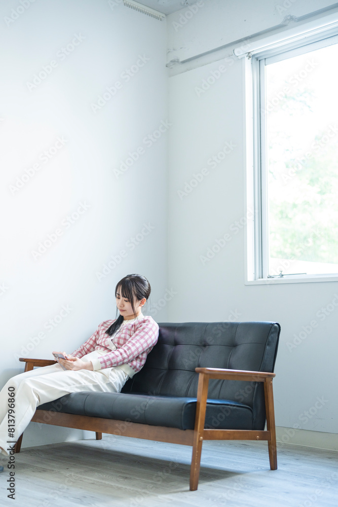 スマートフォンを使い若い女性 スマートフォンを使い若い女性