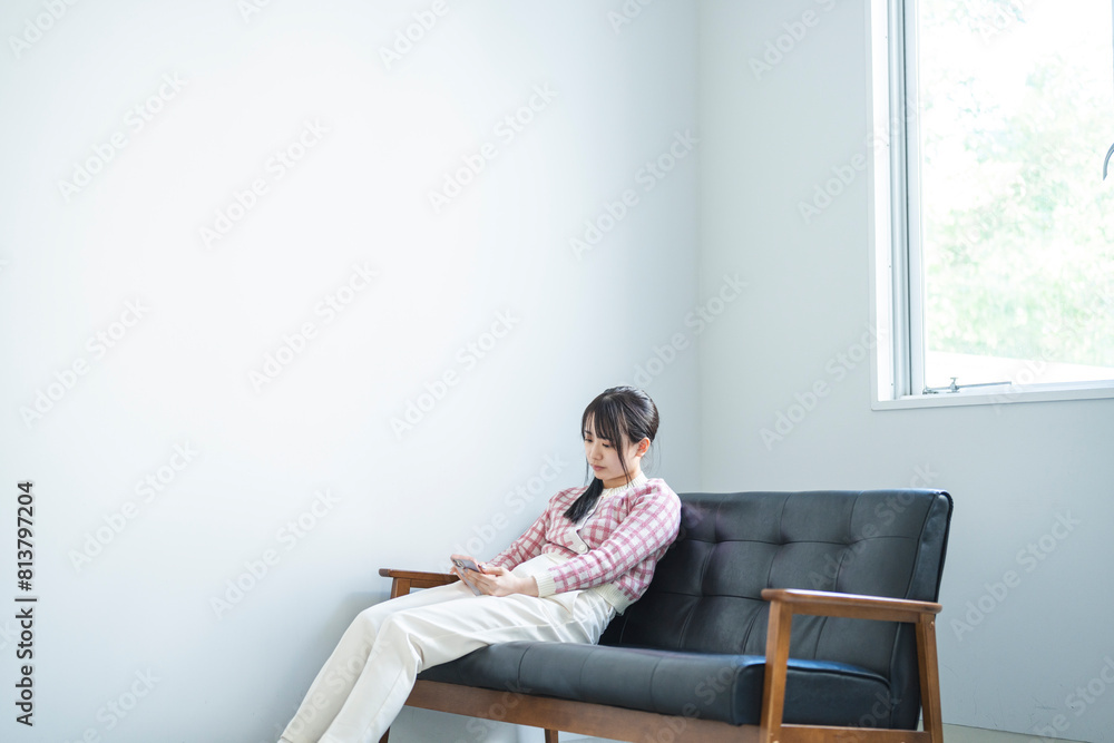 スマートフォンを使い若い女性 スマートフォンを使い若い女性