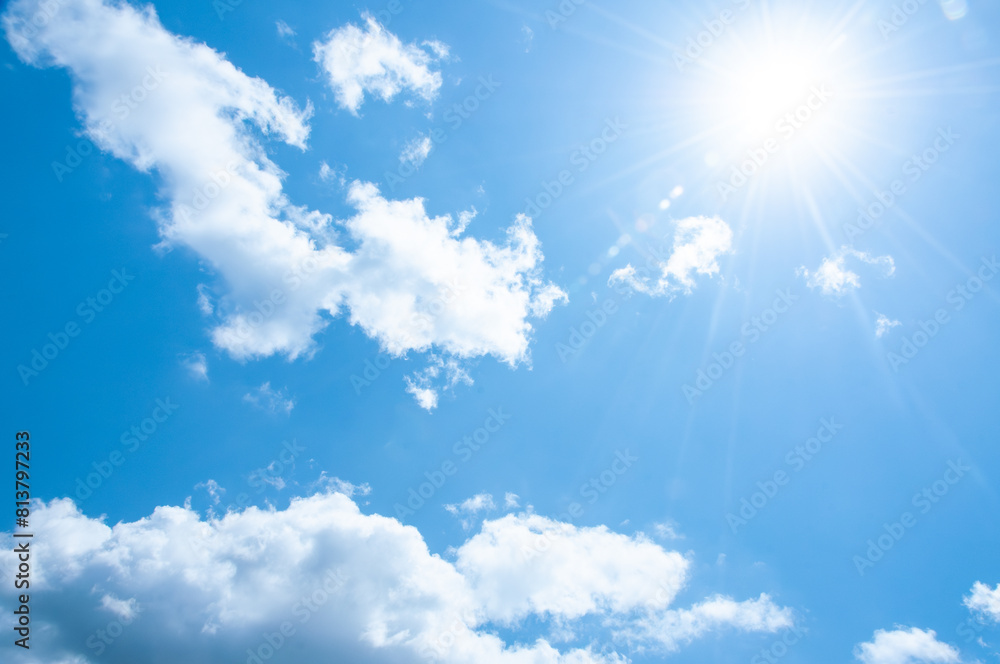 輝く太陽と白い雲と青空