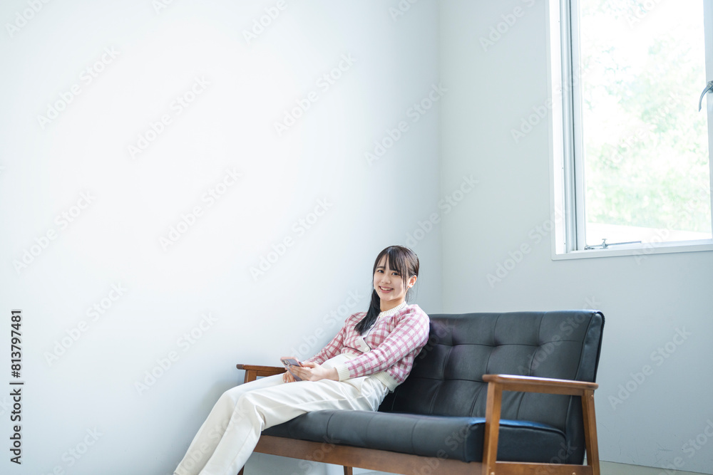 スマートフォンを使い若い女性 スマートフォンを使い若い女性