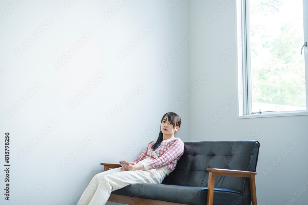 スマートフォンを使い若い女性 スマートフォンを使い若い女性