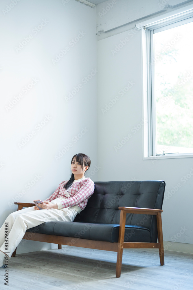 スマートフォンを使い若い女性 スマートフォンを使い若い女性