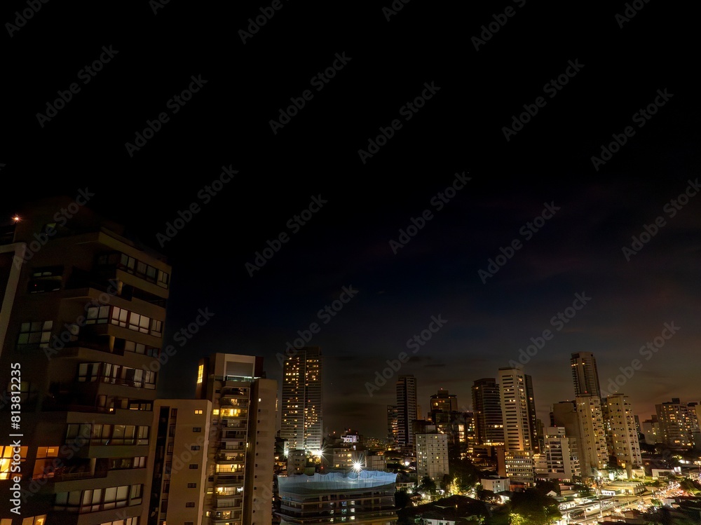 Obraz premium Fotos aéreas noturnas da cidade de São Paulo, com seu arranha-céus e transito intenso