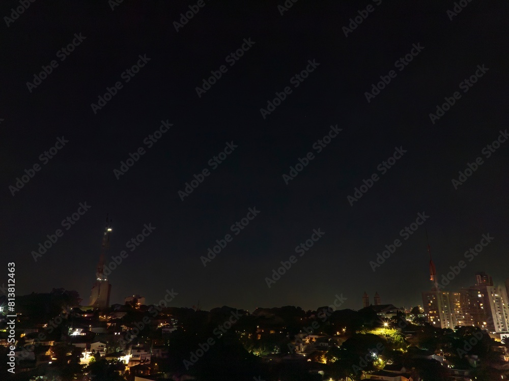 Naklejka premium Fotos aéreas noturnas da cidade de São Paulo, com seu arranha-céus e transito intenso