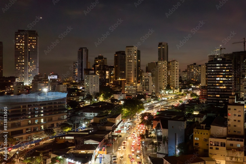Fotos aéreas noturnas da cidade de São Paulo, com seu arranha-céus e transito intenso Fotos aéreas noturnas da cidade de São Paulo, com seu arranha-céus e transito intenso