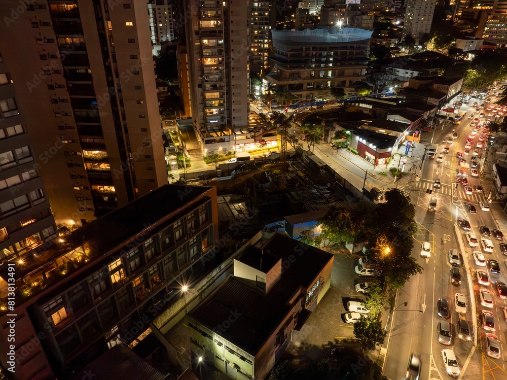 Fotos aéreas noturnas da cidade de São Paulo, com seu arranha-céus e transito intenso Fotos aéreas noturnas da cidade de São Paulo, com seu arranha-céus e transito intenso