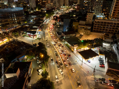 Fotos aéreas noturnas da cidade  de São Paulo, com seu arranha-céus e transito intenso