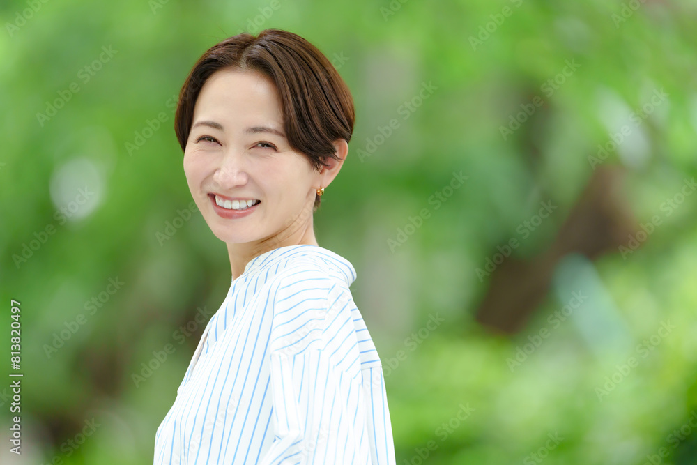 新緑の中にいる女性のポートレート 新緑の中にいる女性のポートレート
