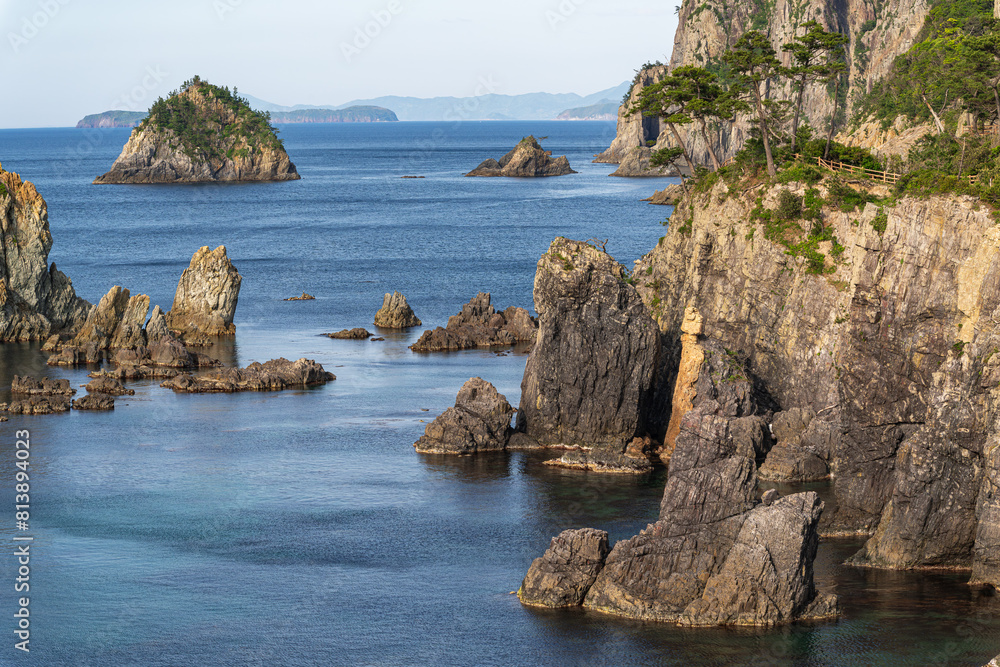 Fototapeta premium 山口県青海島の青い海と空に囲まれた奇岩
