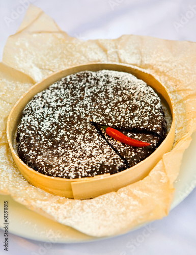 Schokokuchen, Puderzucker, Chilikuchen, dessert, Holzkiste, © Kossmann / Plutat