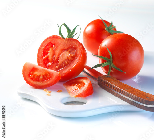 Tomaten, Messer, halbe Tomate, gemüse, erntefrisch, © Kossmann / Plutat