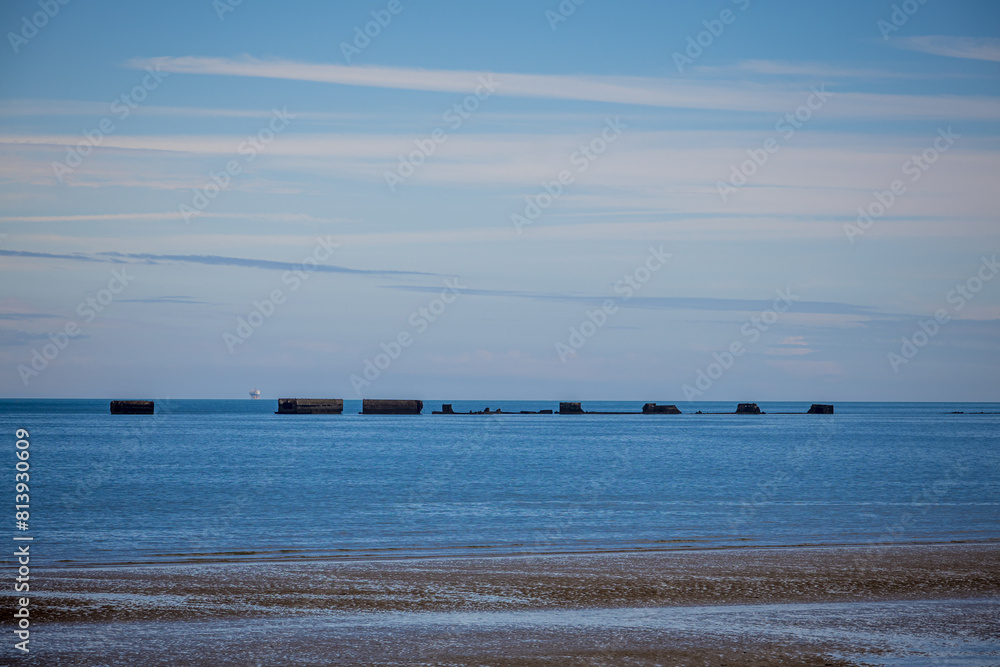 Fototapeta premium Vestiges du Port artificiel d'Arromanches utilisé pour le débarquement de Normandie