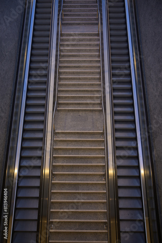 Obraz na płótnie Escalator and Stairs isolated and iluminated w salonie
