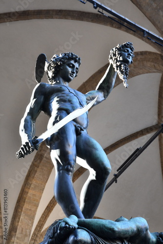 Perseo con la testa di Medusa è una scultura bronzea di Benvenuto Cellini,capolavoro della scultura manierista italiana, ed è una delle statue più famose di Piazza della Signoria a Firenze. photo