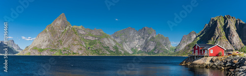 Fjordlandschaft bei Reine auf den Lofoten in Norwegen