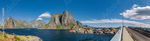 Fjordlandschaft bei Reine auf den Lofoten in Norwegen