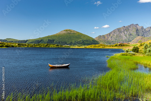 Wikingerboot in einer Bucht auf den Lofoten in Norwegen